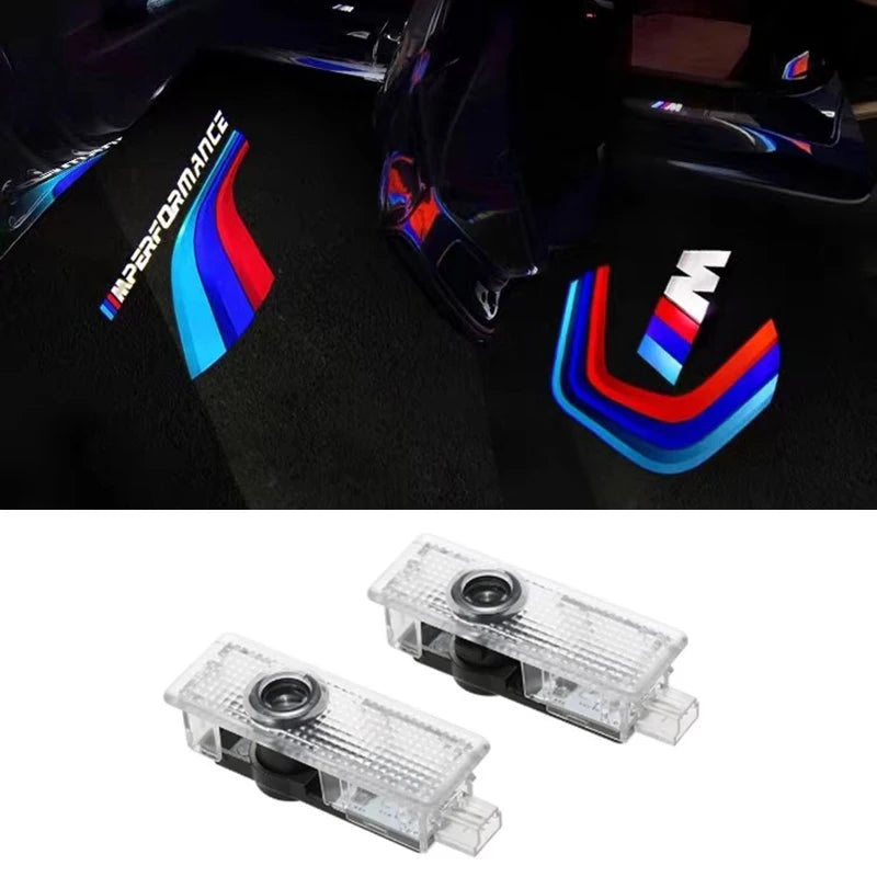 LED-Türbeleuchtung mit BMW-Logo Projektion bei geöffneter Autotür
